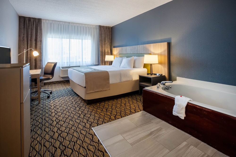 Room, King Bed, Bathtub, Large, Days Inn & Suites by Wyndham Rochester Hills MI 2/4