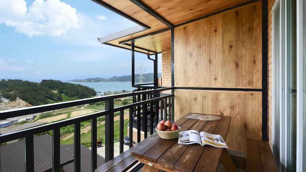 Yeosu Hwangto Pension 25/50