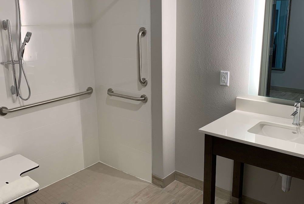 La Quinta Inn and Suites by Wyndham Round Rock East 8/43