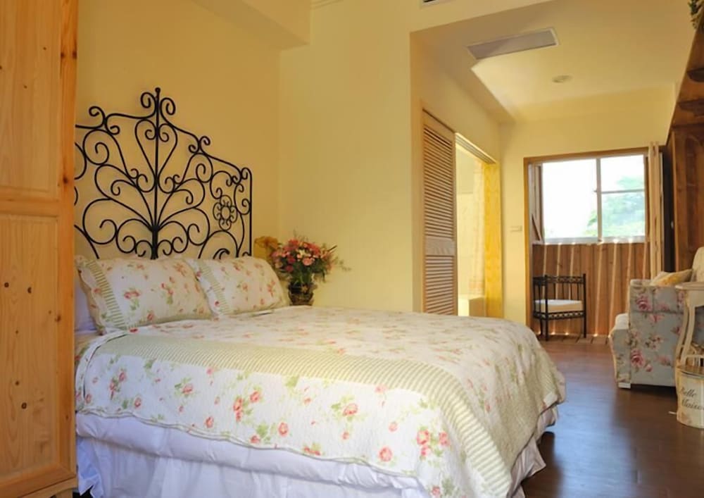 DELUXE, DOUBLE BED
