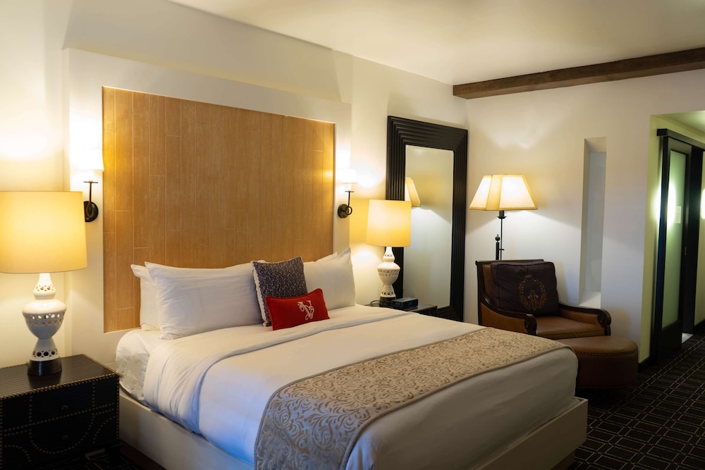 TRADITIONAL, KING BED