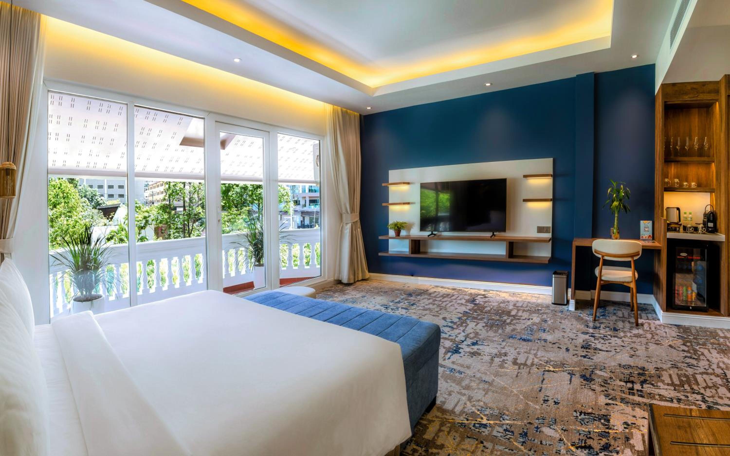Junior Suite, Queen Bed, Beach Front, Sofa