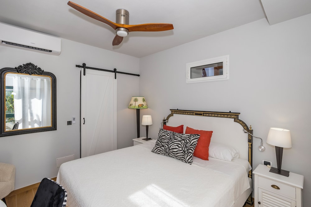GALLERY, DOUBLE BED, SEA VIEW