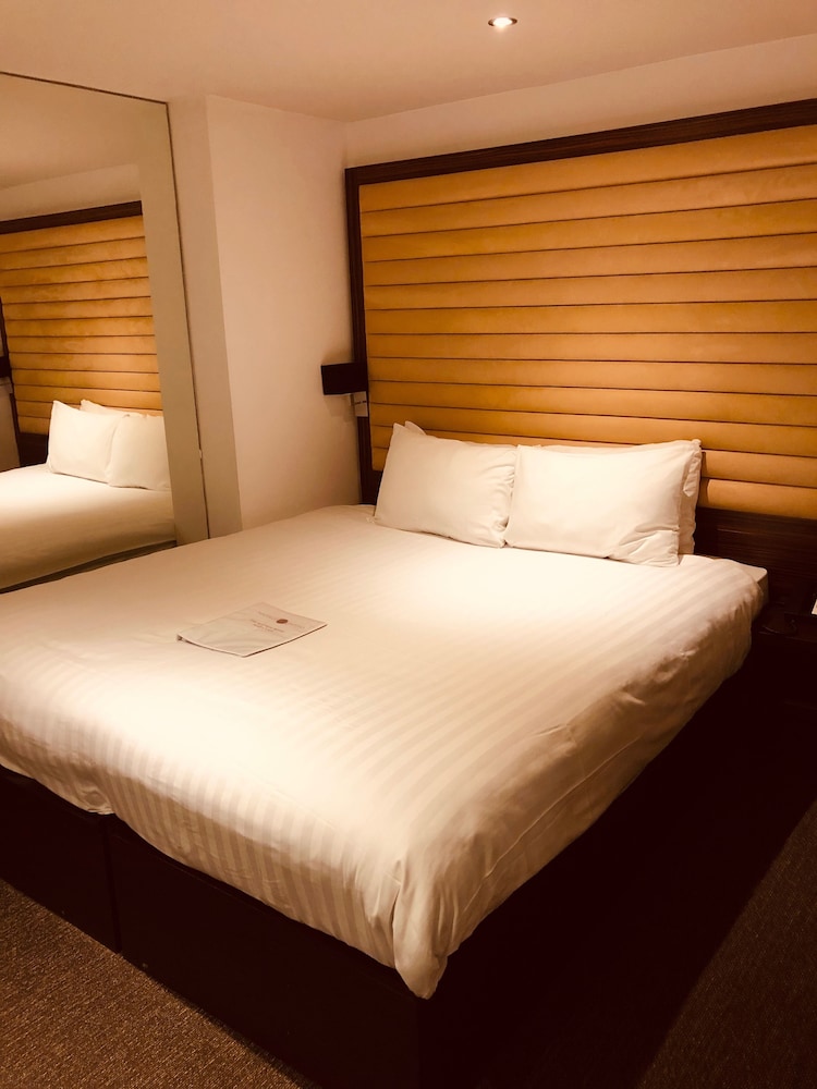 ROOM, DOUBLE BED, NO WINDOW