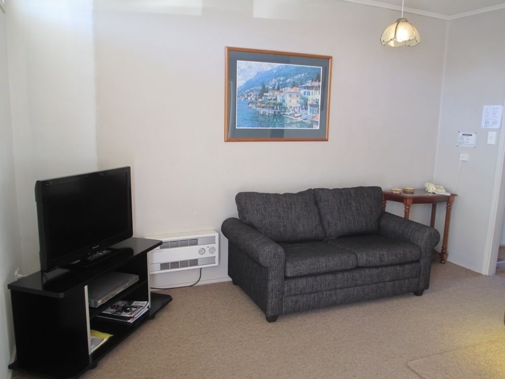 MERIVALE COURT MOTEL 18/30