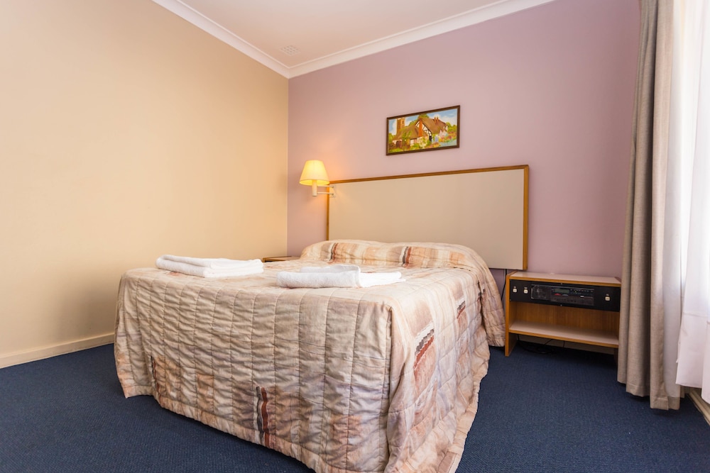 Sleepwell Motel 15/39