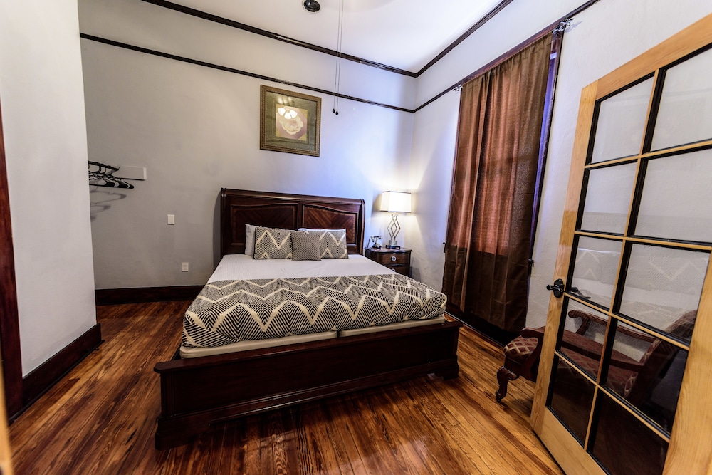 Hotel Defuniak 8/36