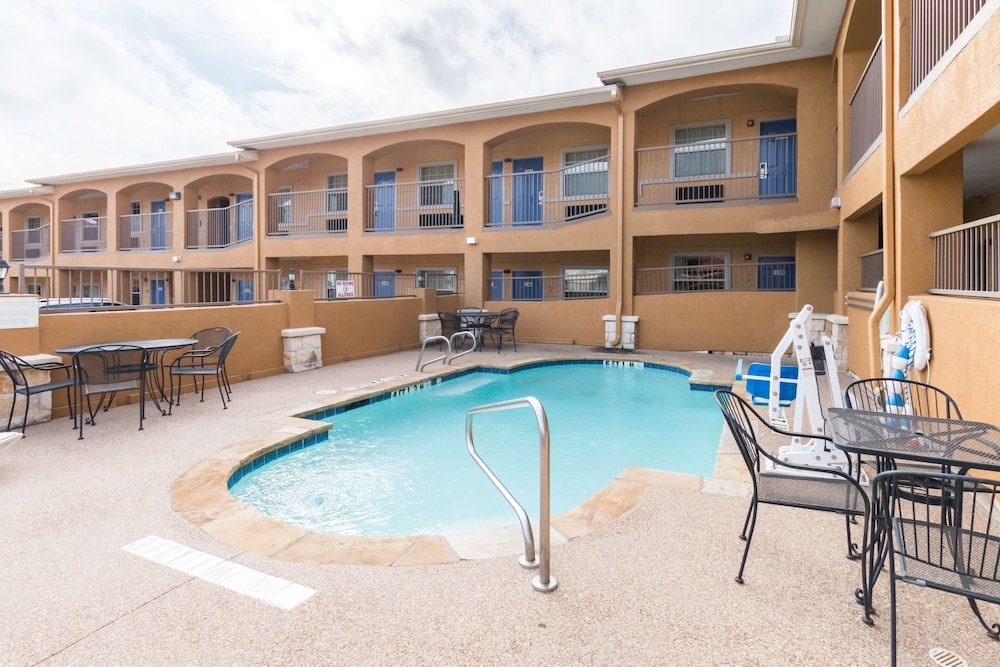 Motel6 Alvarado, TX 29/33