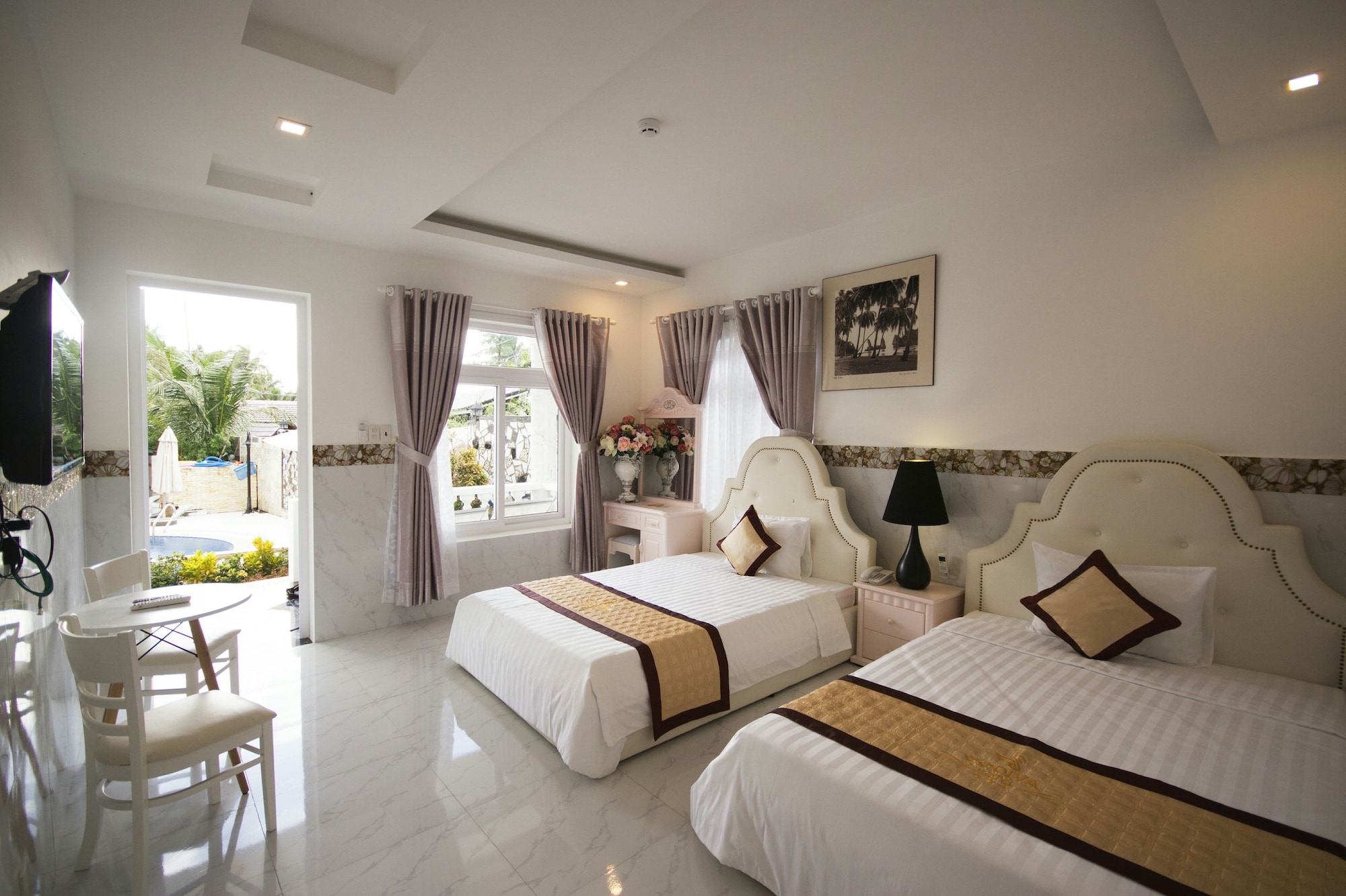 DELUXE, TWIN BEDS