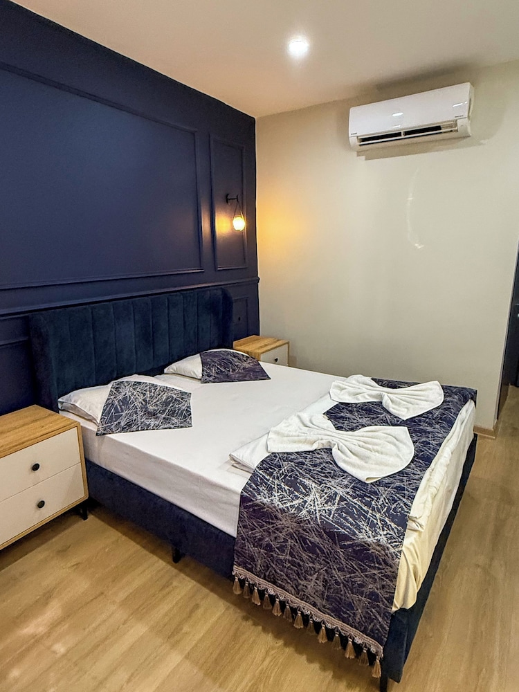 The Reina Hotel 26/70