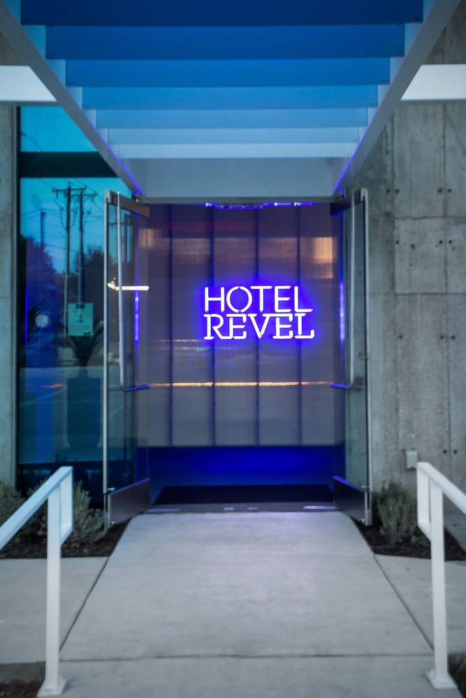 Hotel Revel 33/48