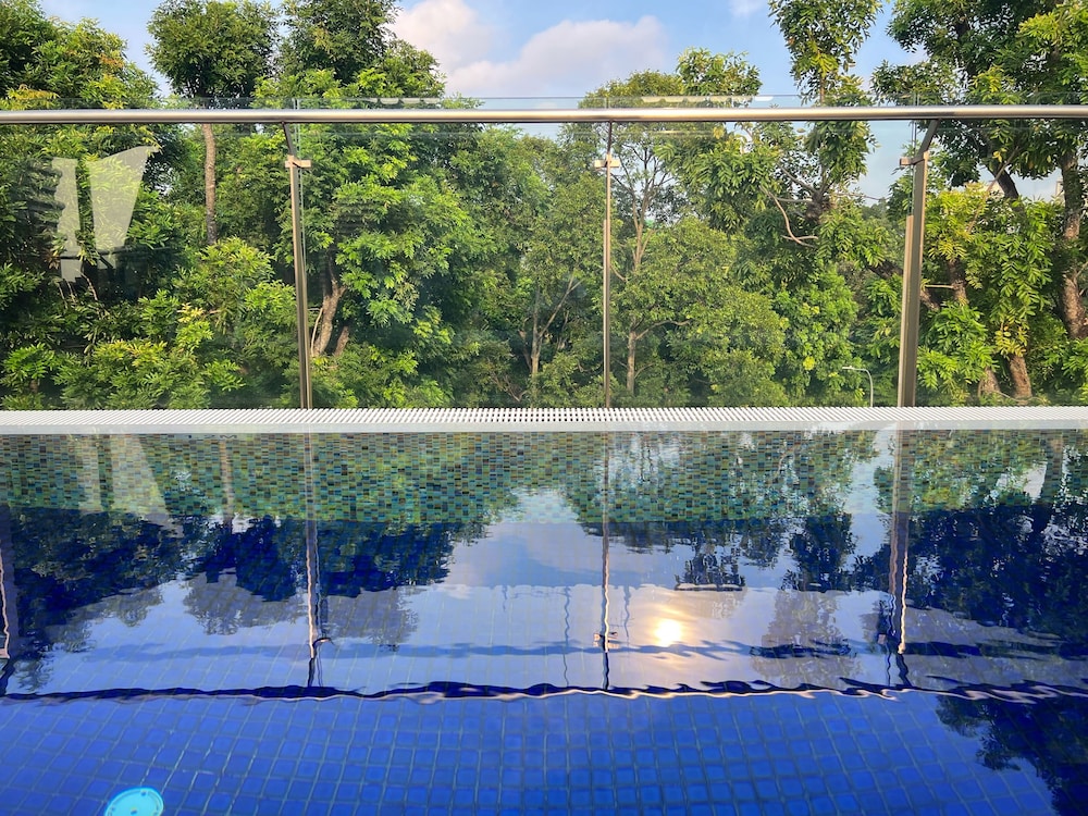 Rest Bugis Hotel 64/73