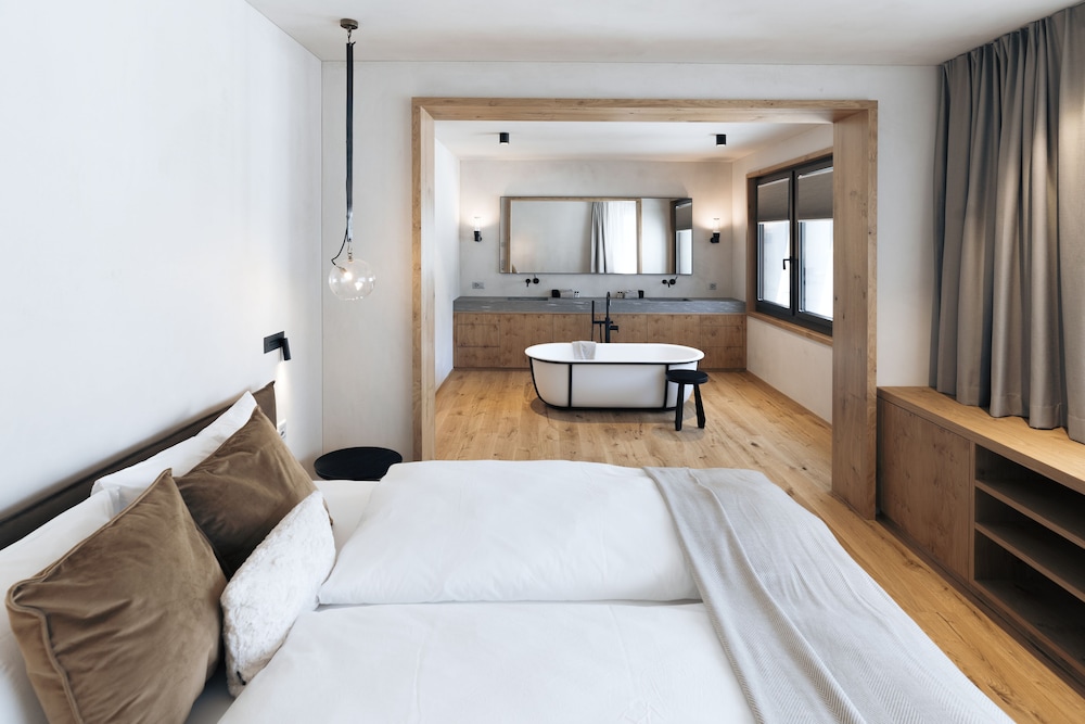 4 BEDROOMS, DELUXE, APARTMENT
