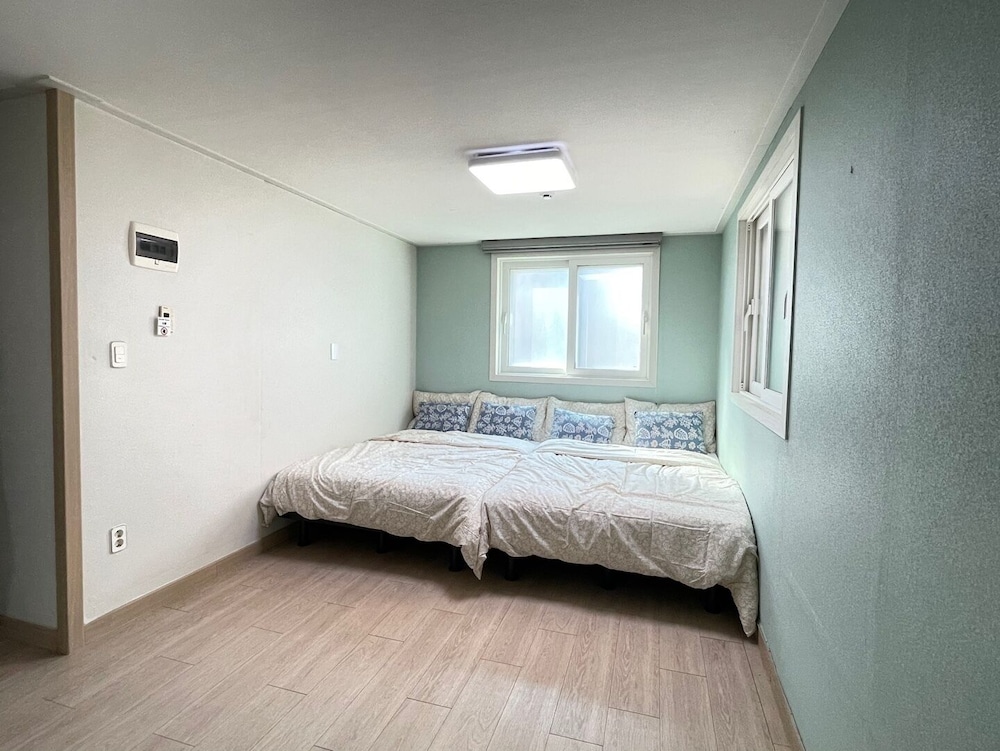 BASIC, QUADRUPLE, 2 DOUBLE BEDS