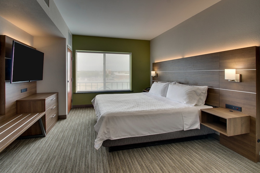 Holiday Inn Express & Suites Chicago North-Waukegan-Gurnee 13/50