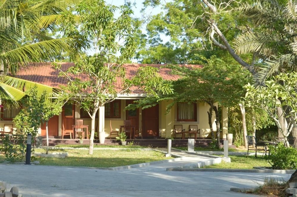 The Lake View Bungalow Yala photo5