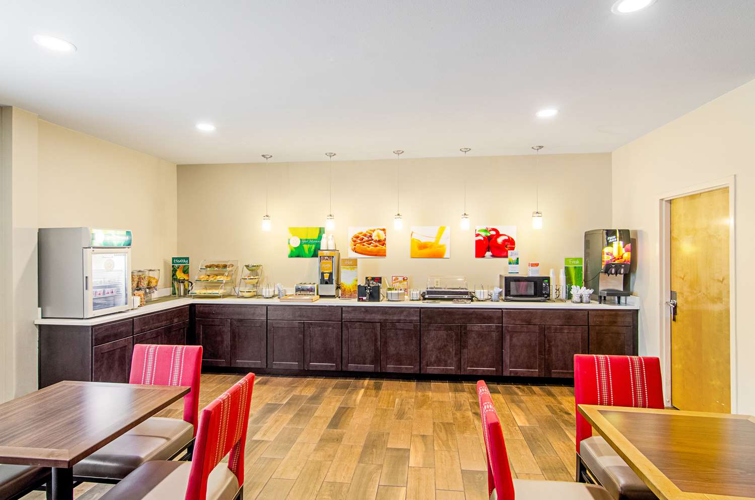 Quality Inn and Suites Near Tanger Outlet Mall 18/22