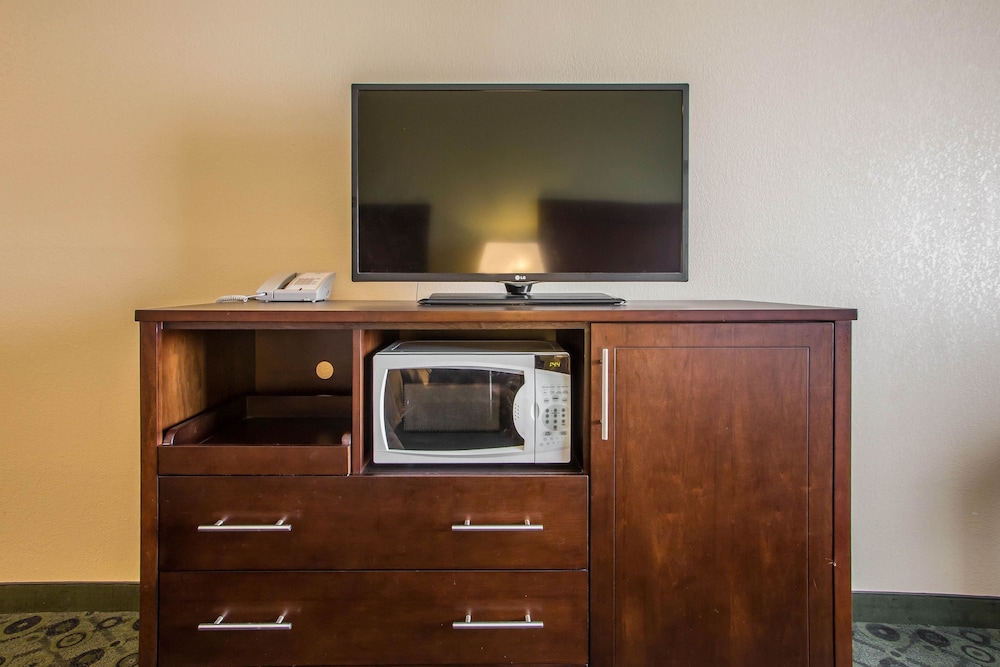 Quality Inn & Suites Bloomington I-55 and I-74 34/39