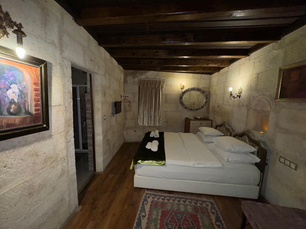 Cave Art Hotel 11/50