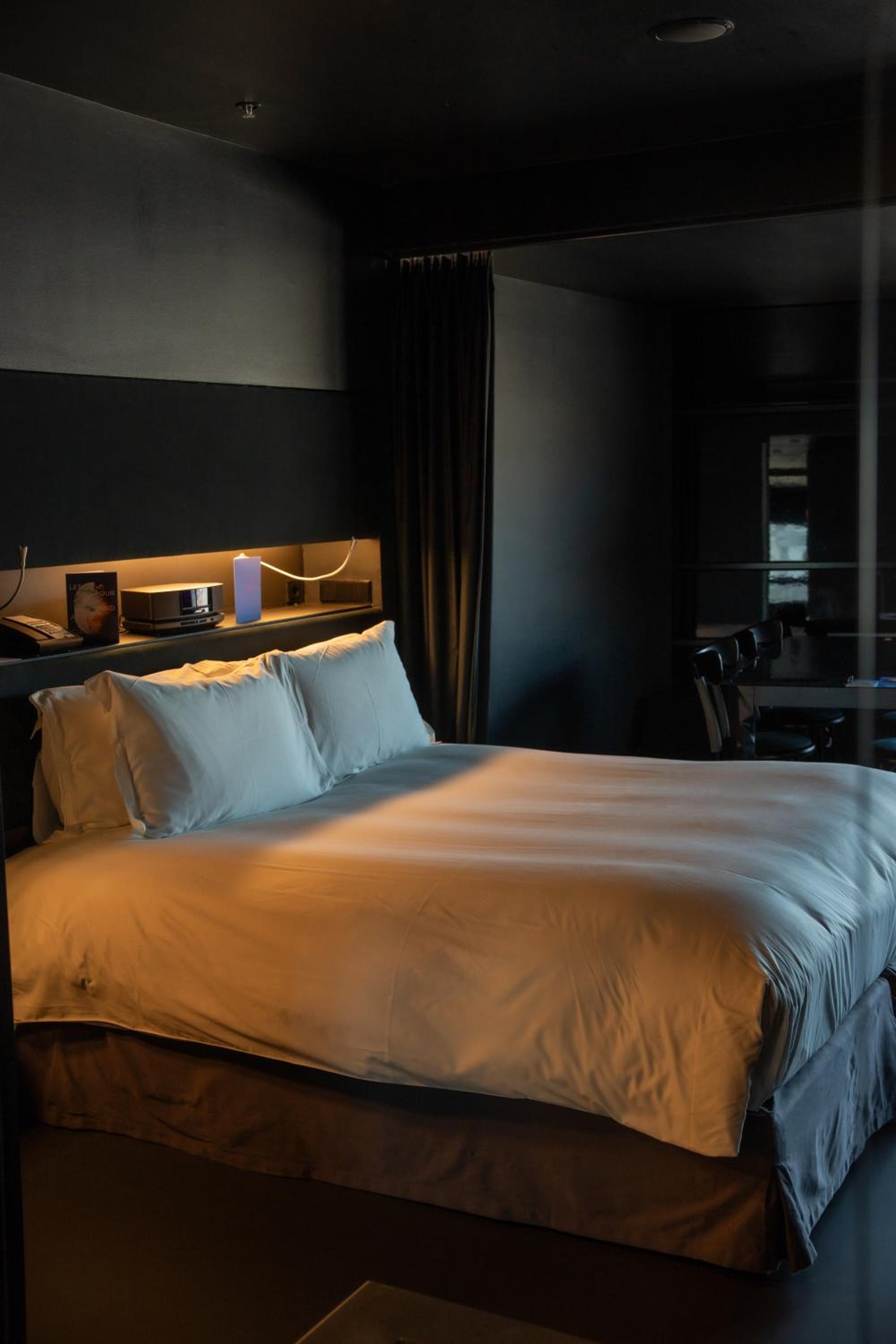 So Black, Suite, Canal View