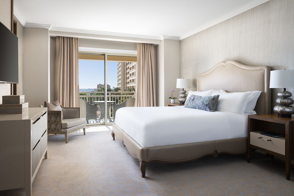 Suite, King Bed, Dining Area, Living Area, Balcony