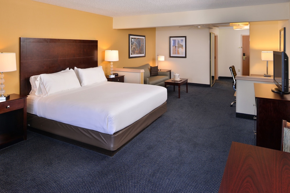 Holiday Inn Express Suites St Joseph 19/69