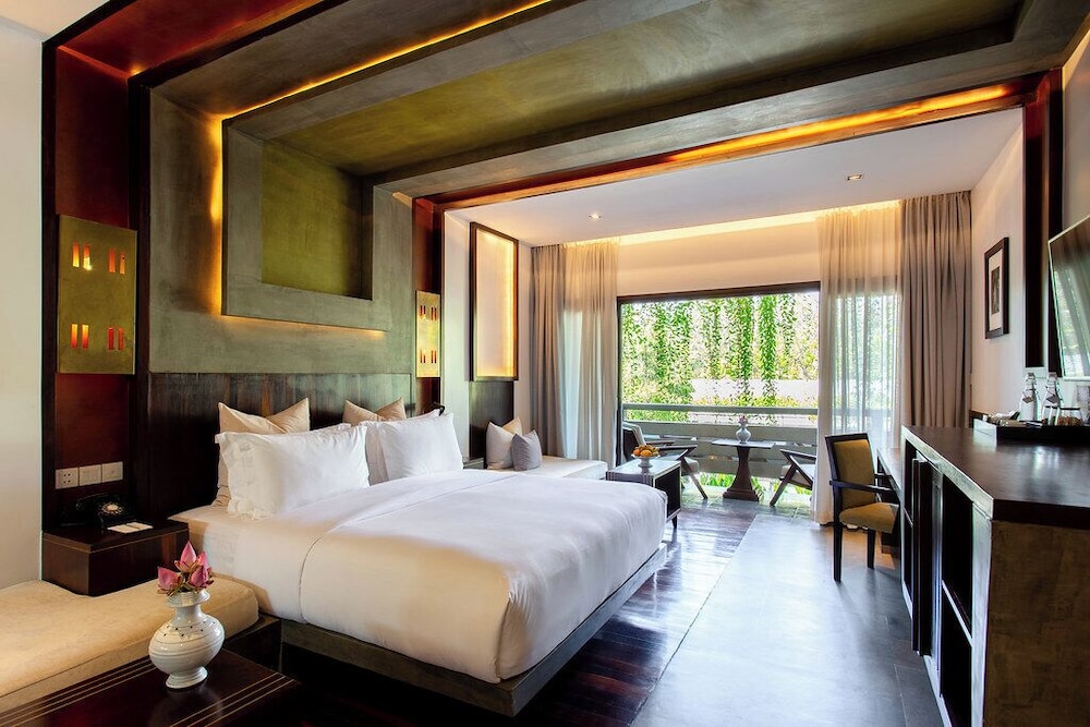 DELUXE, KING BED