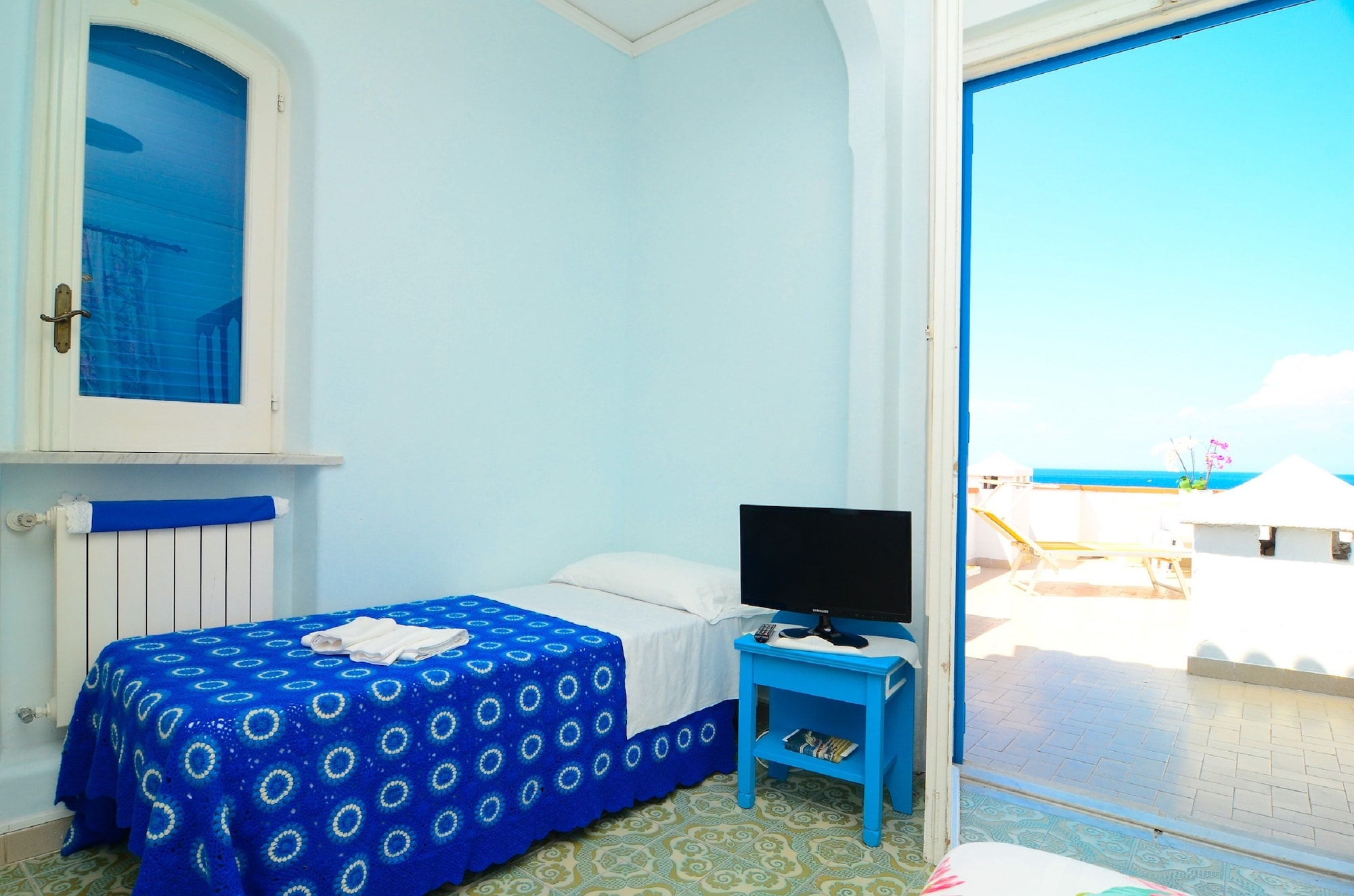 ROOM, SINGLE