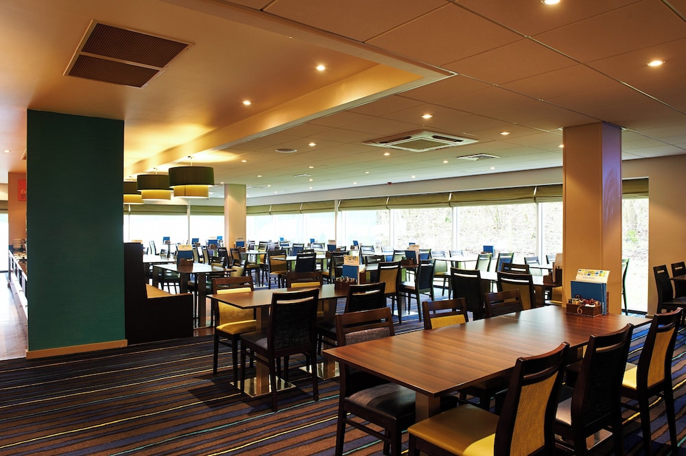 Holiday Inn Express Manchester Airport 61/74