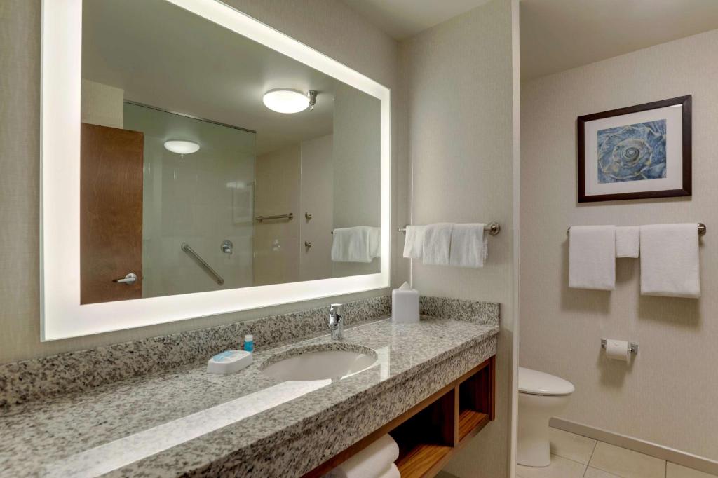 غرفة ديلوكس بسريرين كوين بشرفة مع أريكة لذوي الإعاقة، Drury Plaza Hotel Orlando - Disney Springs Area 3/4