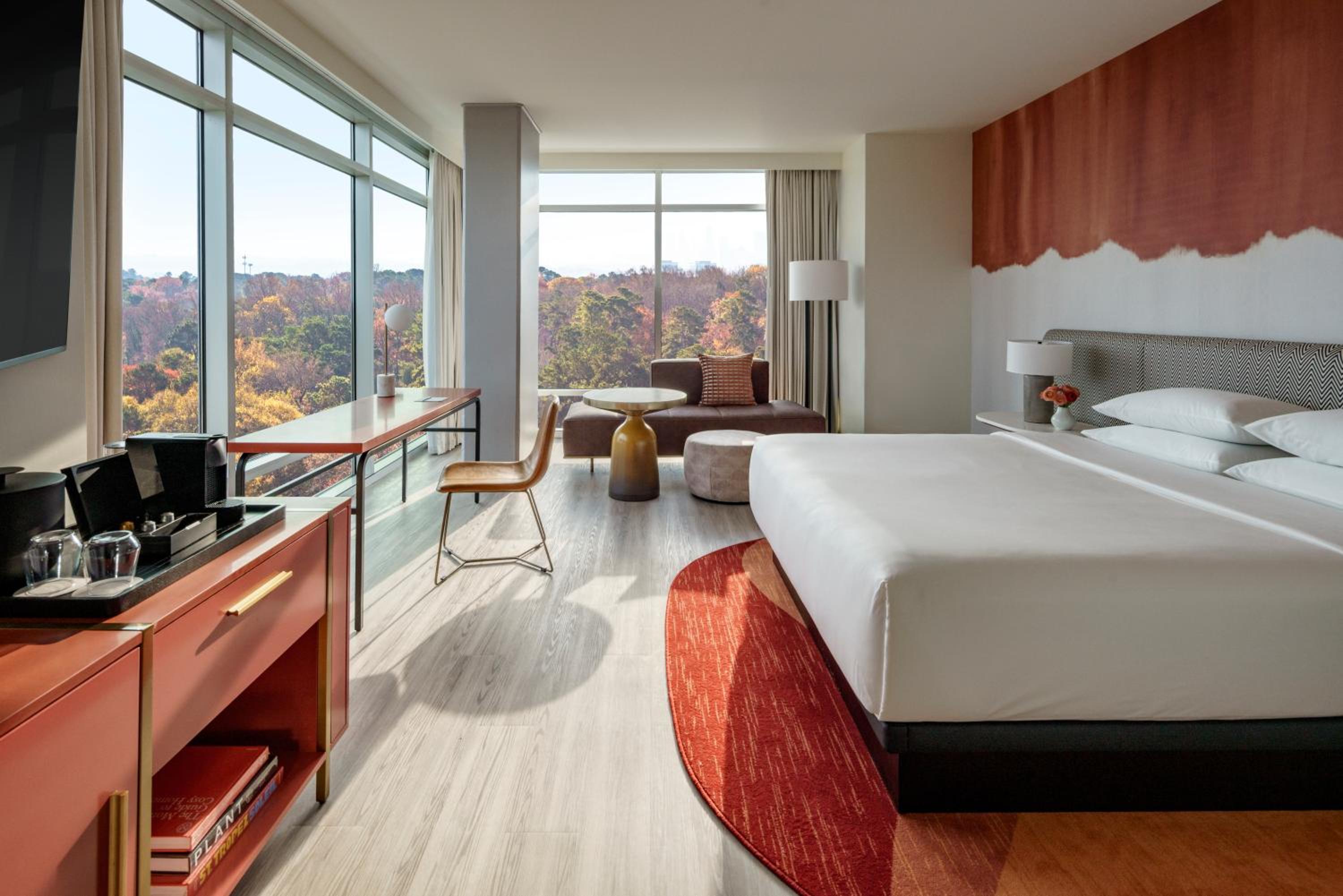 STUDIO, SUITE, KING BED