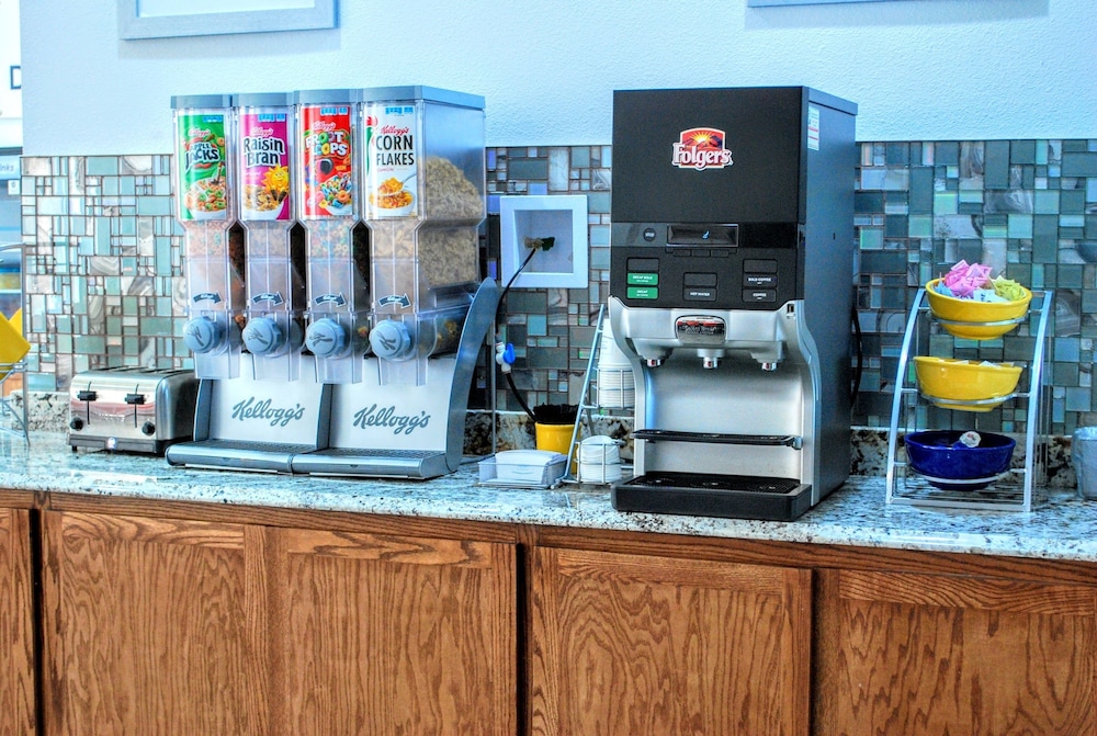 Days Inn & Suites by Wyndham Lubbock Medical Center 41/54