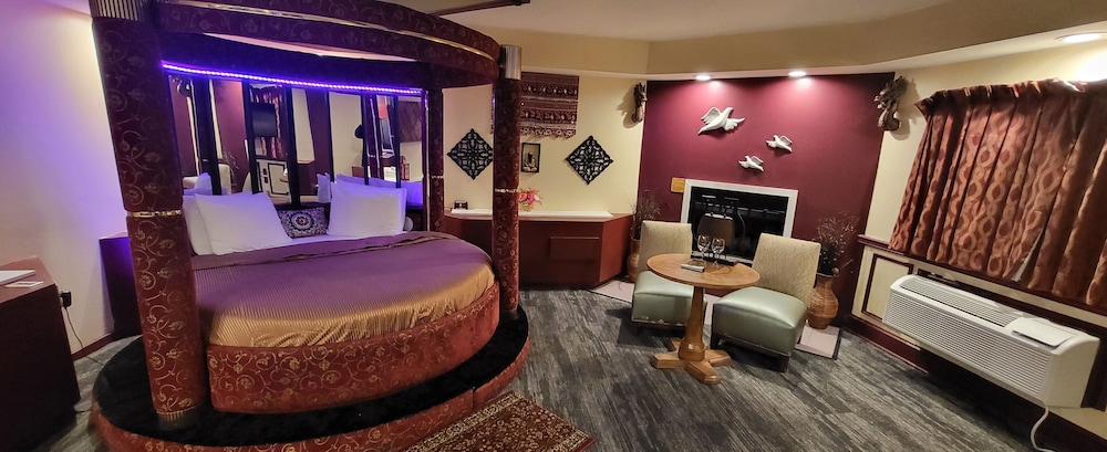Theme, Suite, King Bed, Hot Tub