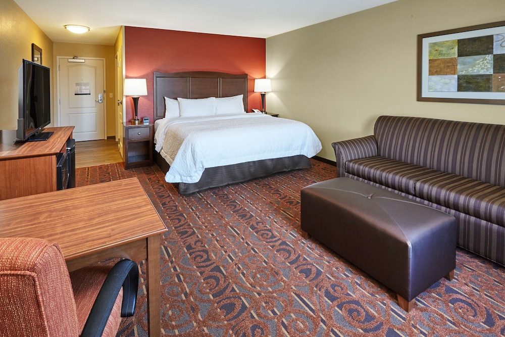 Hampton Inn and Suites Milwaukee Franklin 17/44