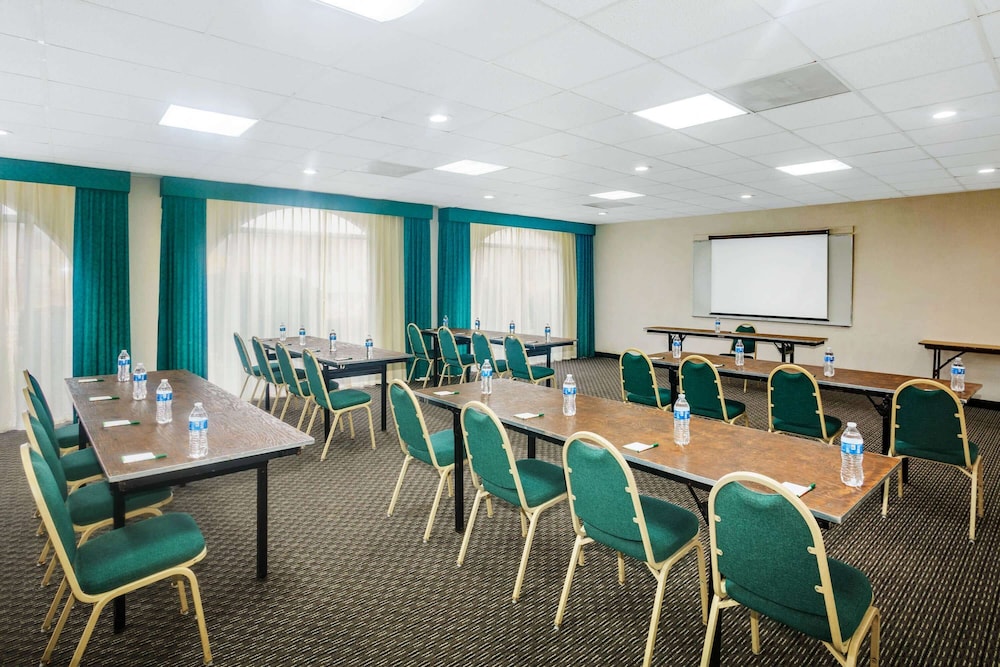 Days Inn by Wyndham Del Rio 42/55