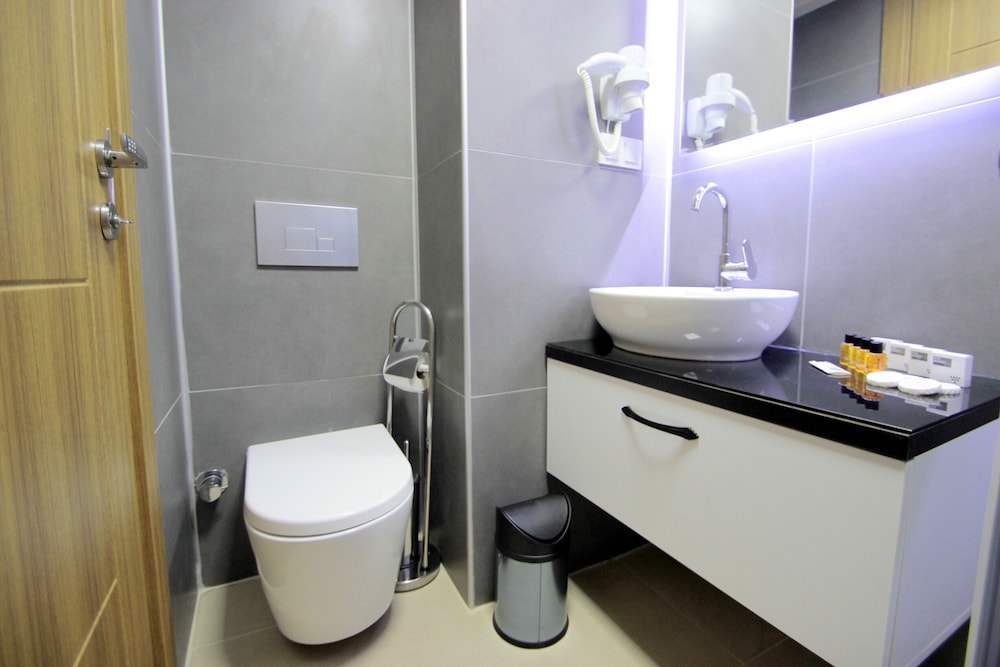 Hira Hotel 55/57