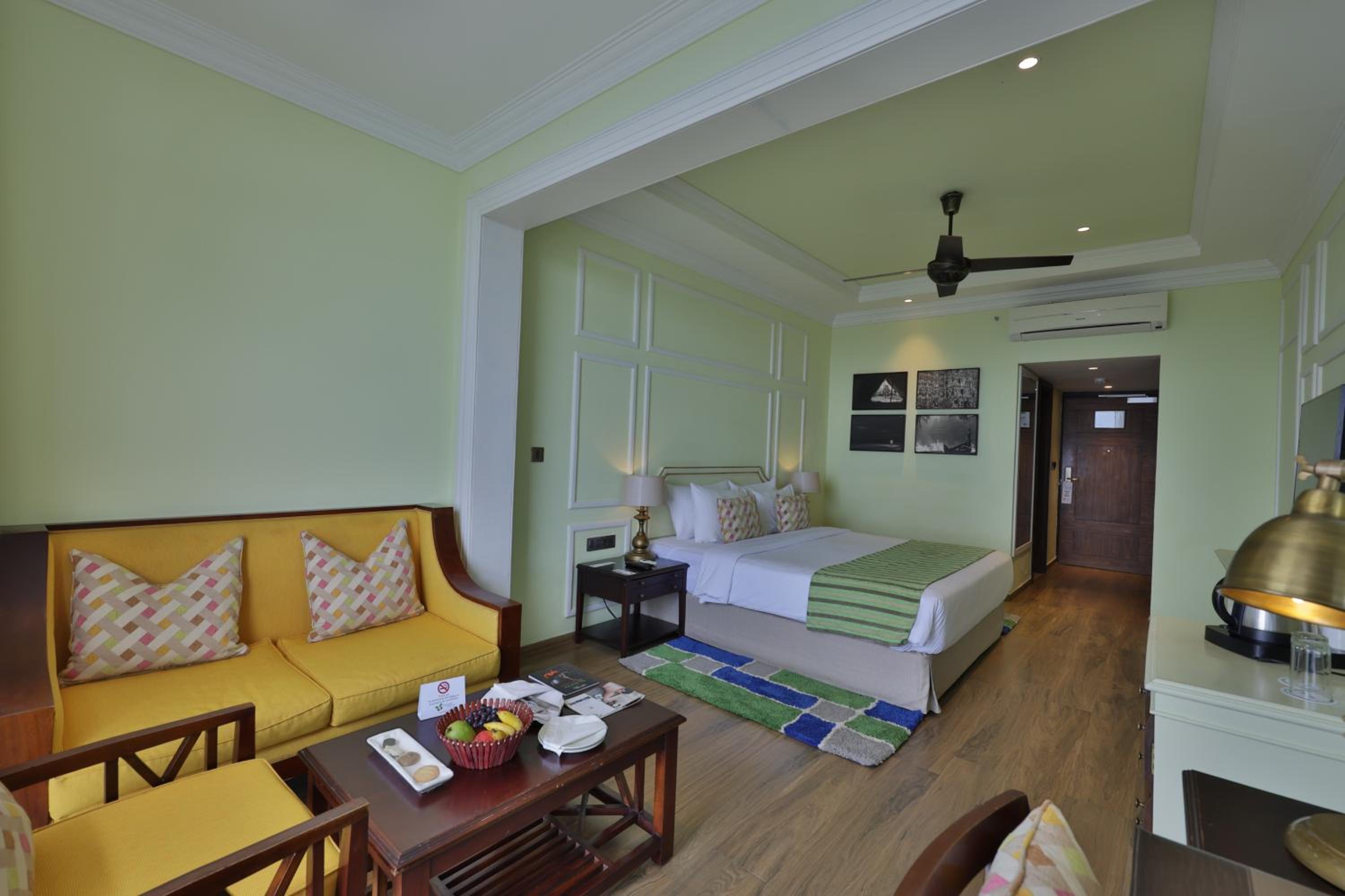 Green, Standard, King Bed, Partial Mountain View