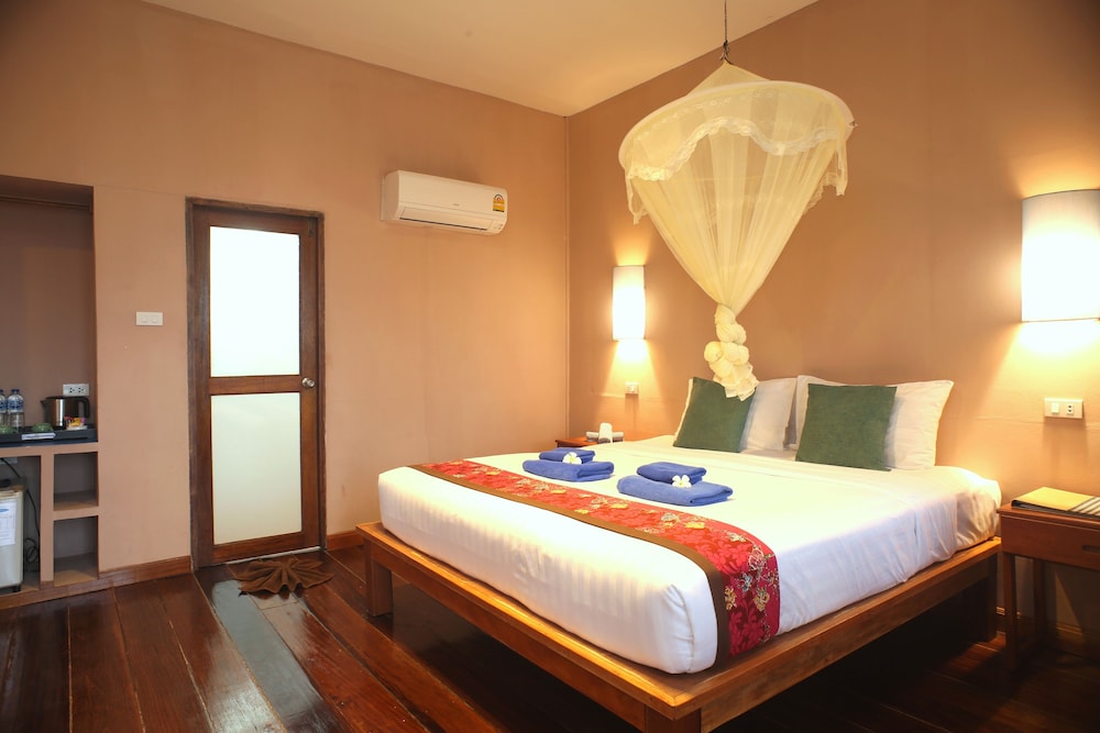 First Row, Bungalow, Queen Bed, Sea View