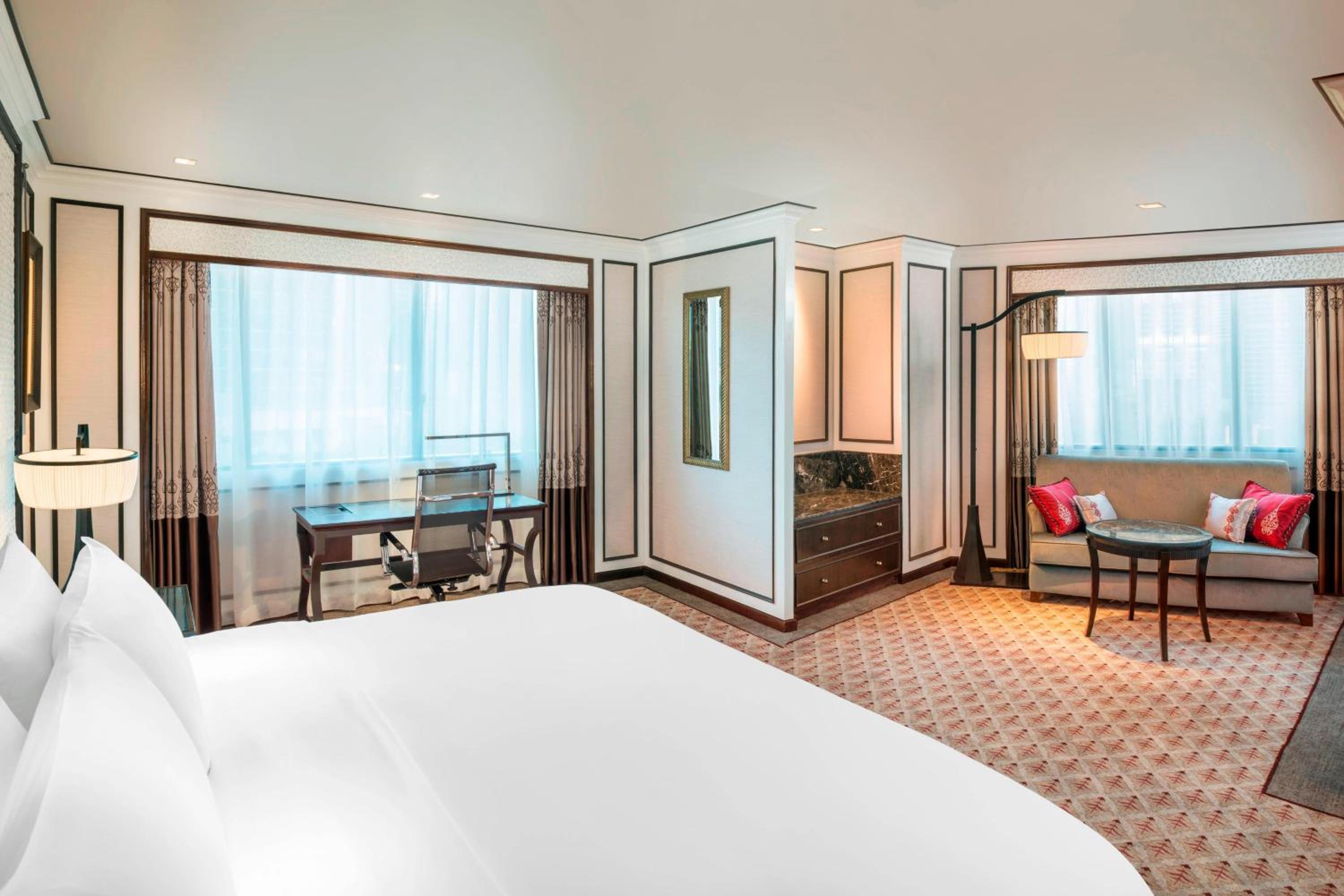Athenee, Guest Room, Prestige, King Bed, City View, Corner