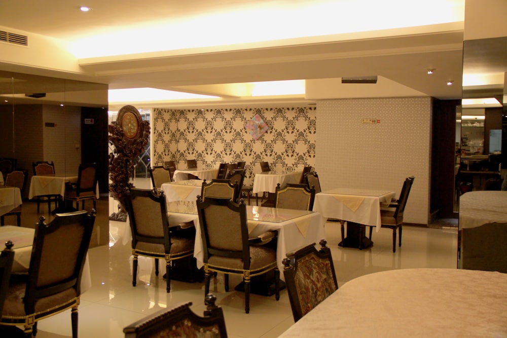 Crystal Hotel 53/67