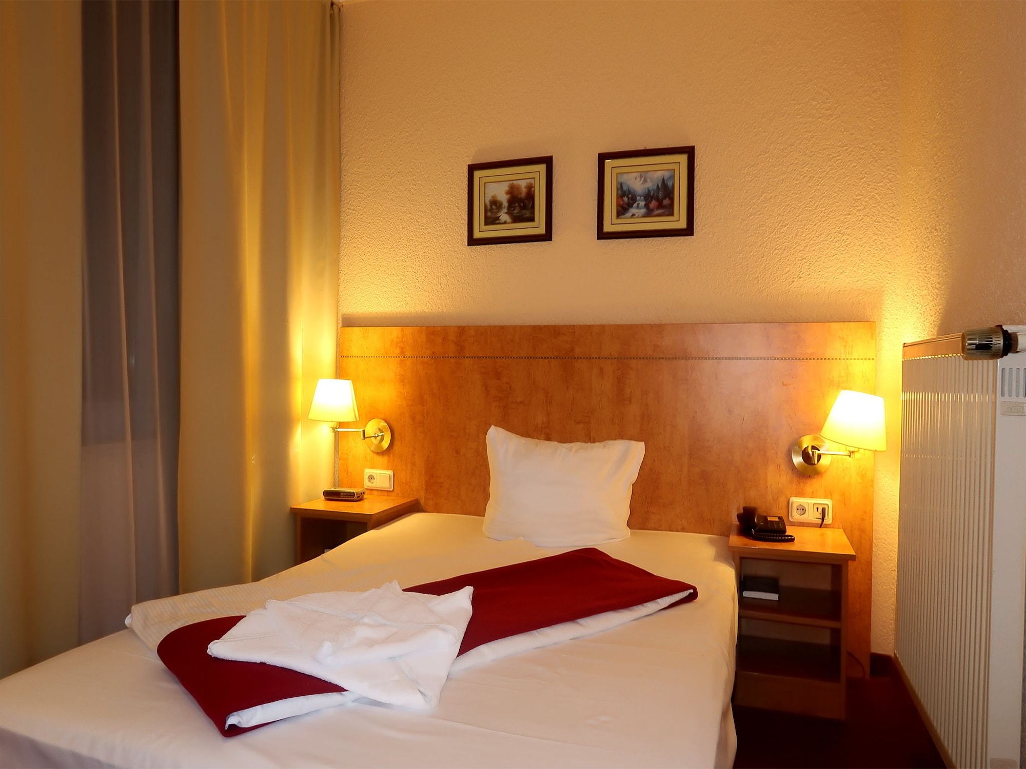 ROOM, DOUBLE OR TWIN BED
