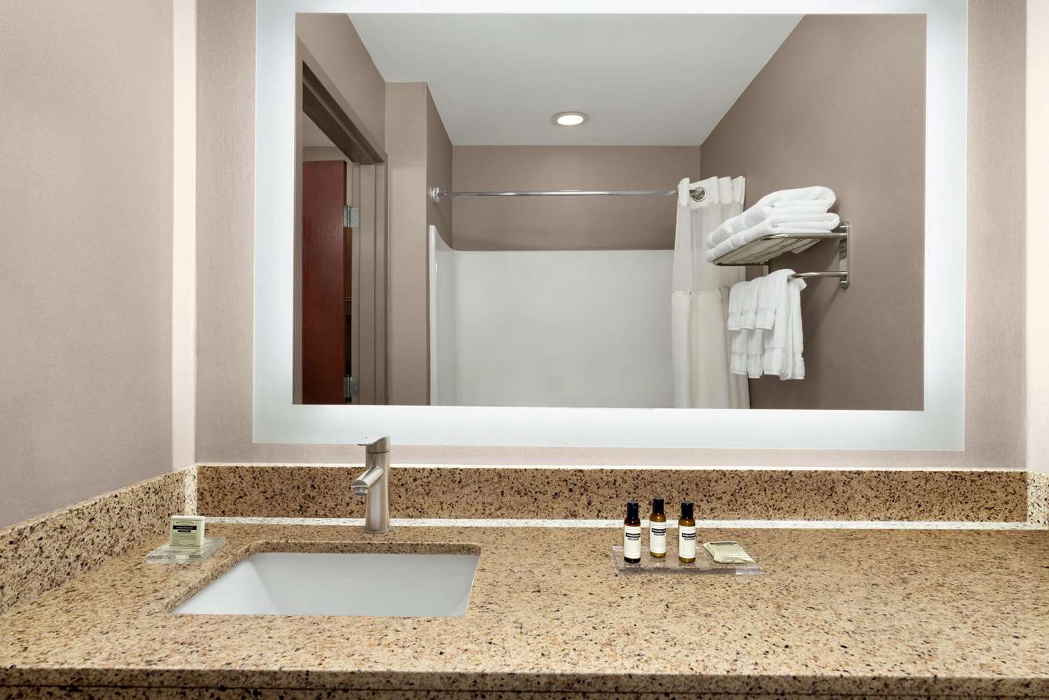 Lancaster Suites 32/37