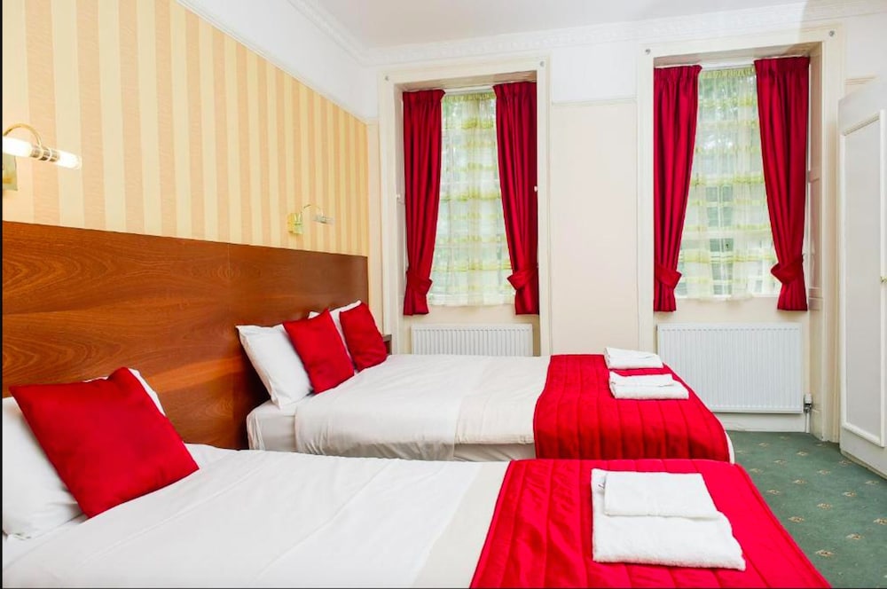 ROOM, TRIPLE, 1 DOUBLE AND 1 SINGLE BED