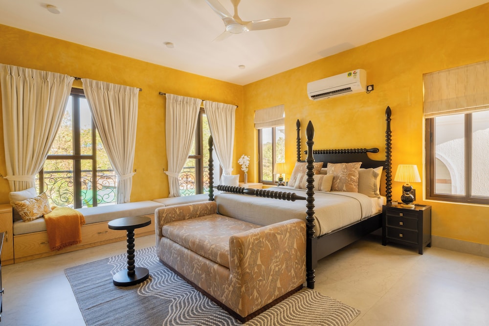 ELIVAAS Villa Paraiso 4 BHK with Pool and Bar 25/35