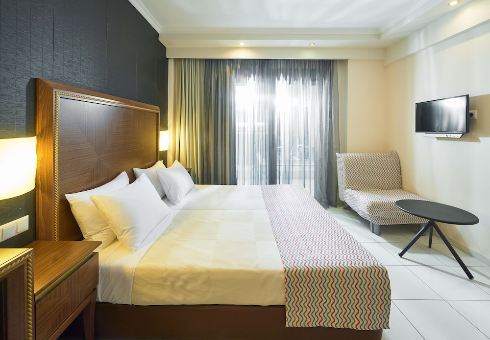 غرفة ثلاثية بفراش فوتون وسريرين منفصلين، Mediterranean Resort Hotel 5/7
