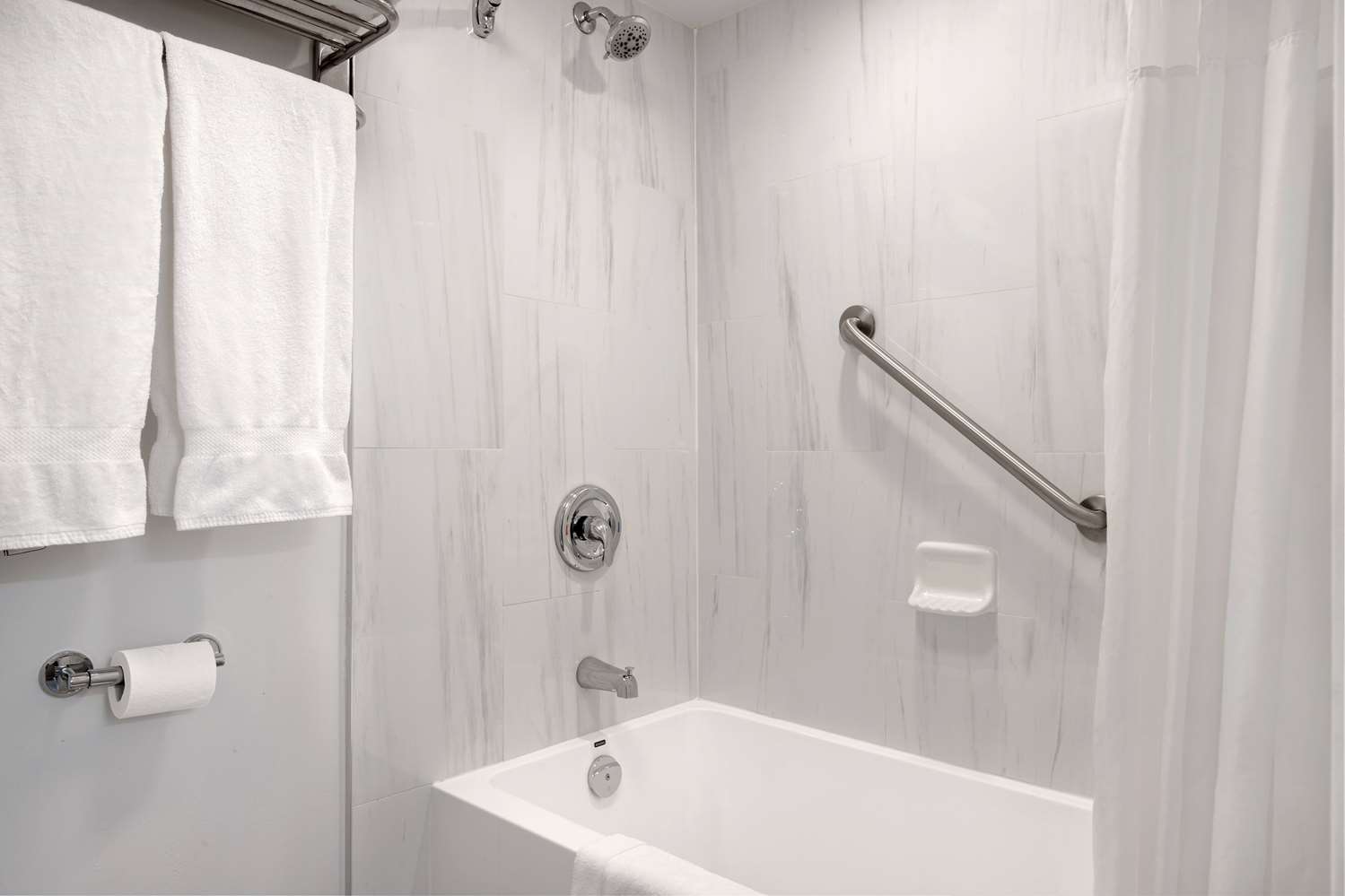 Days Inn By Wyndham Victoria Uptown 60/62