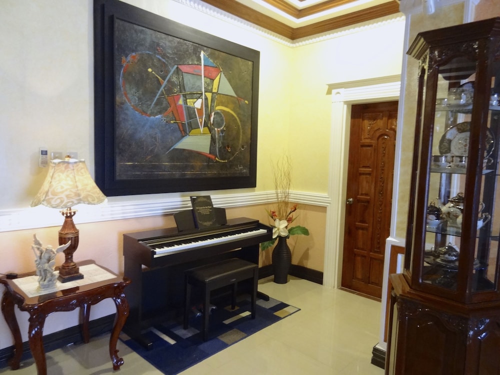 The Executive Villa Inn & Suites 52/60
