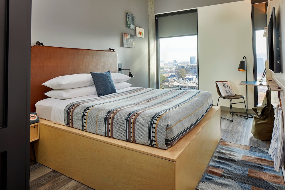 Room, King Bed, Trundle Bed