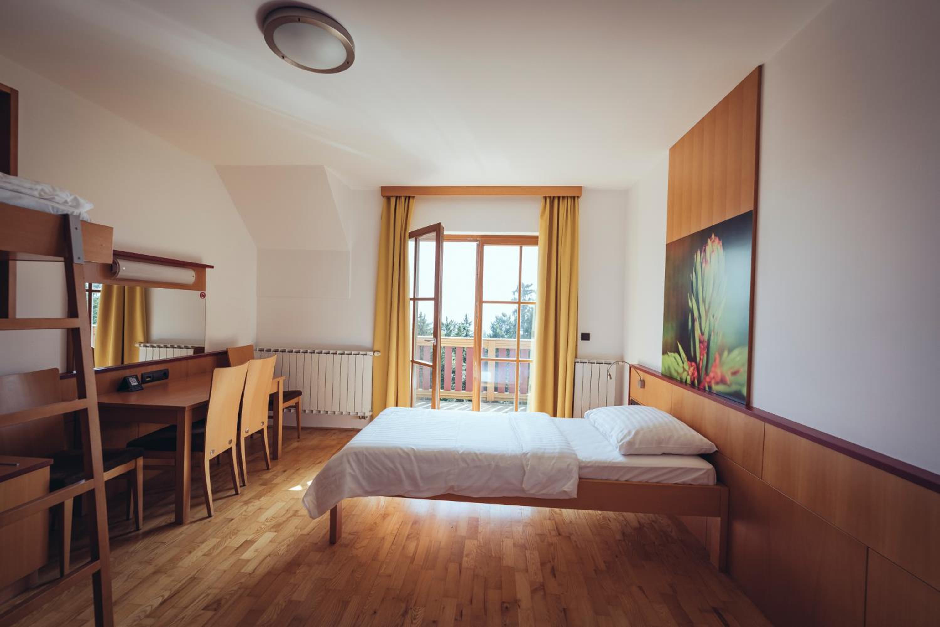 غرفة بسريرين منفصلين بشرفة، HOTEL VIDEC 8/10