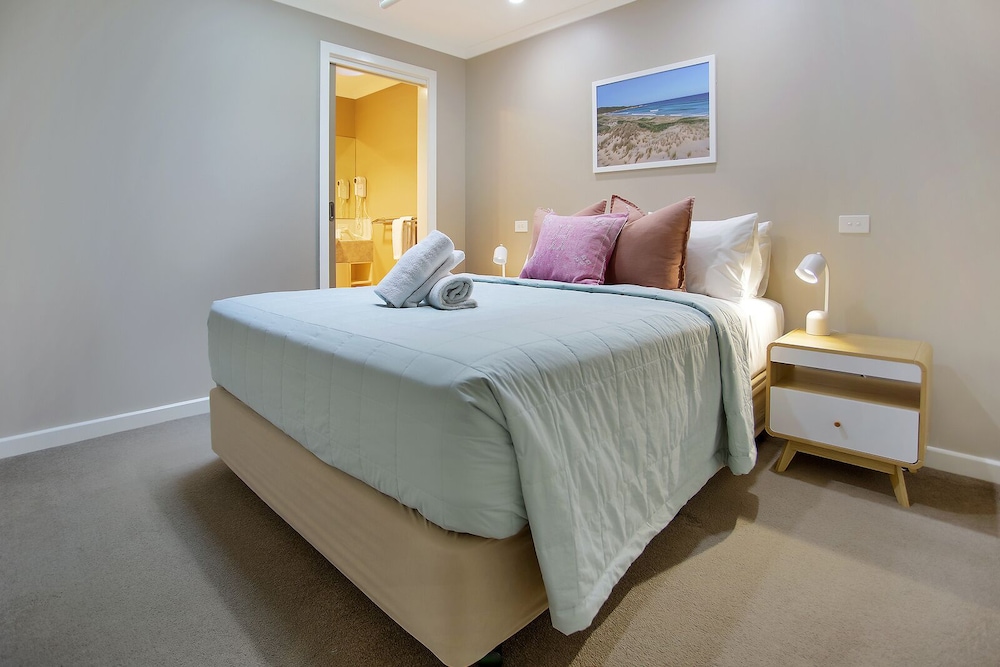 2 Bedrooms, Family, Villa, King and Queen Bed, Bay View, Sofa، Sea Foam Villas 3/8